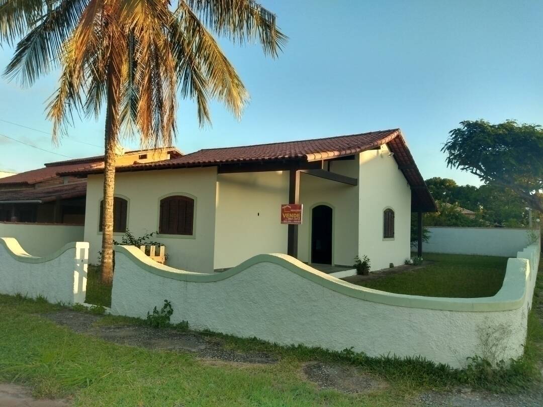 Casa á venda com 2 quartos no centro de Praia Seca!