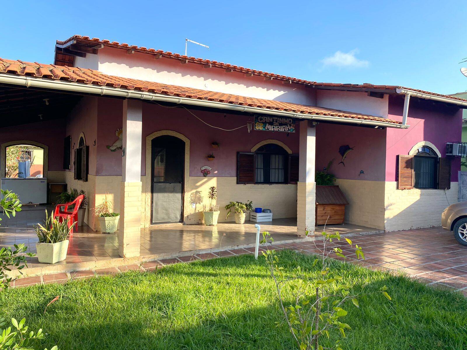 Casa à venda no centro de Praia Seca!