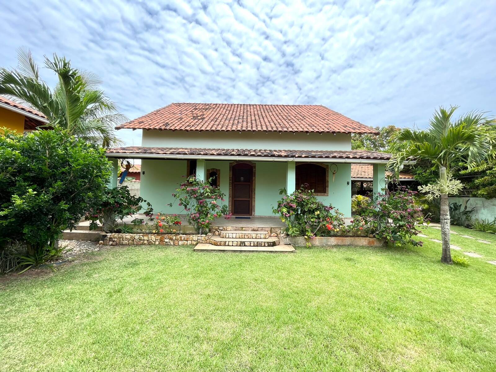 Casa linear com excelente espaço de terreno em Praia Seca próxima à praia