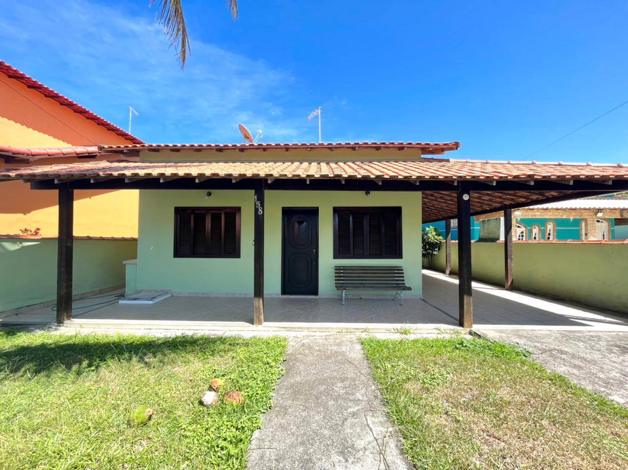 Ótima casa linear com 03 suítes próxima à praia do Vargas em Praia Seca