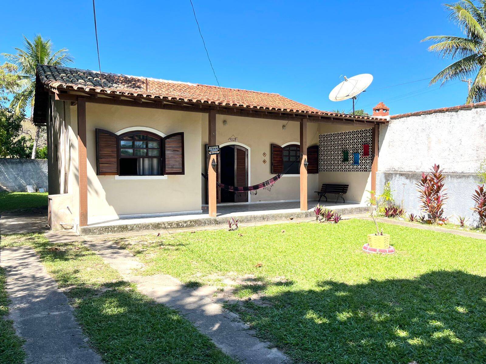 Ótima casa linear com 03 quartos no centro de Praia Seca