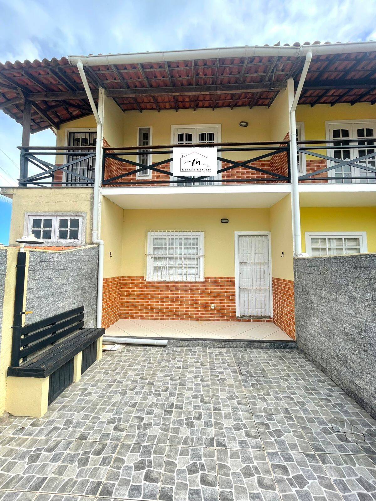 Ótima casa duplex com 02 quartos próxima ao mar em Praia Seca