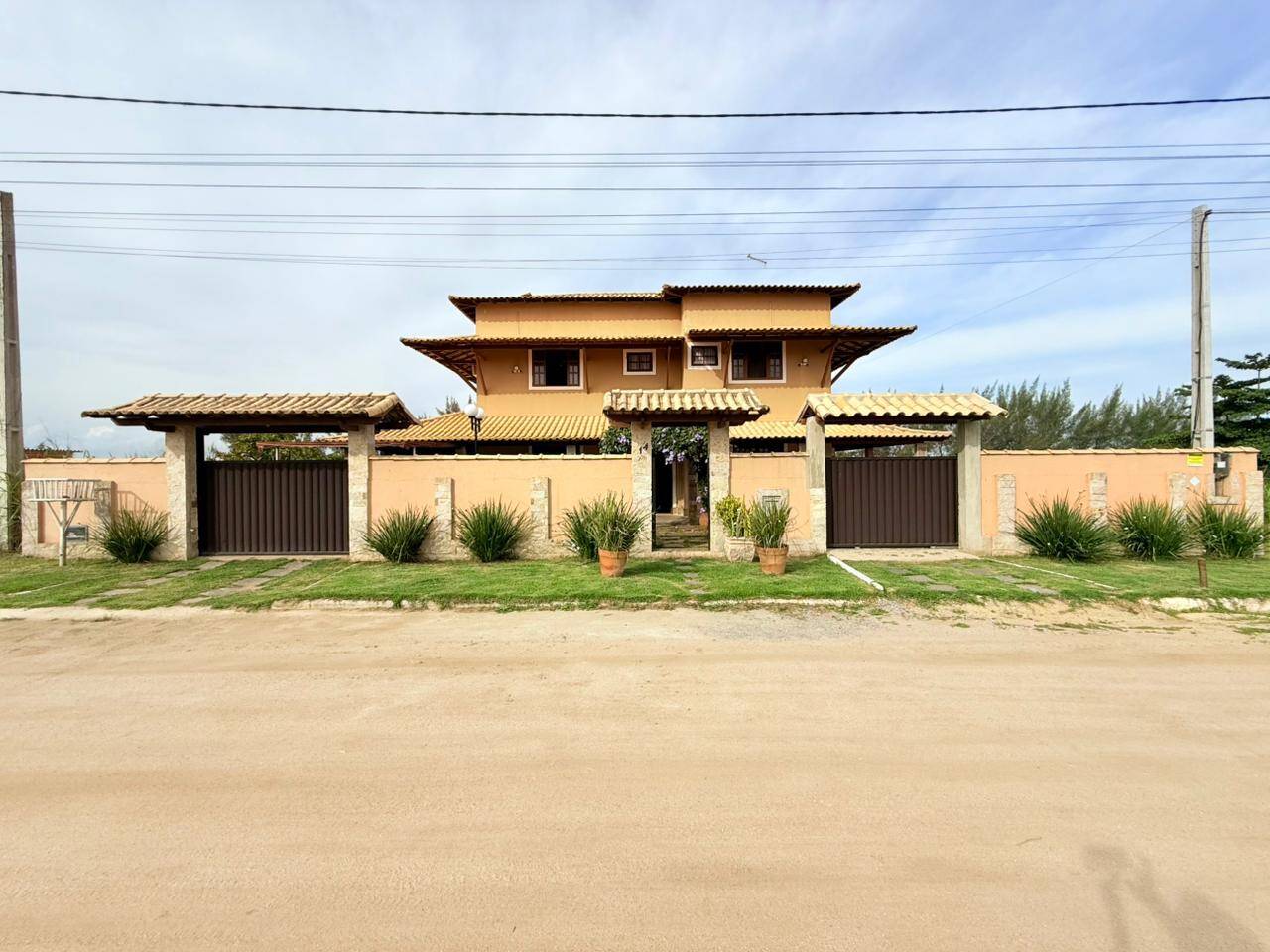 Linda casa de Alto Padrão em condomínio fechado com vista para a lagoa