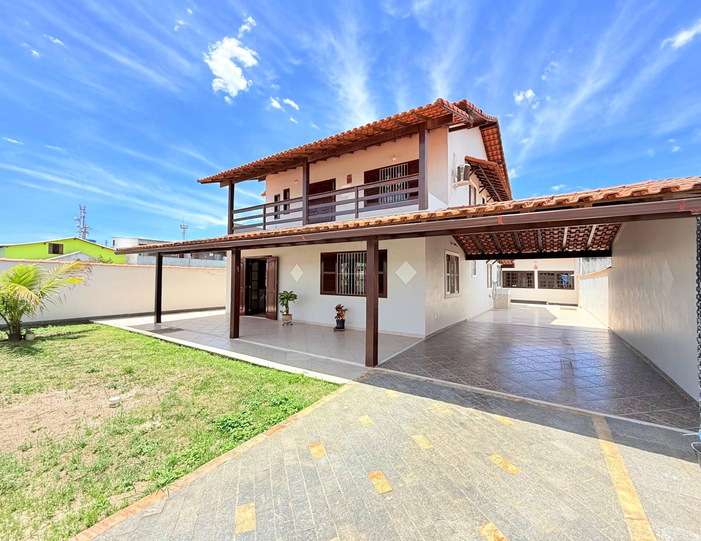 Excelente casa de dois andares no centro de Praia Seca