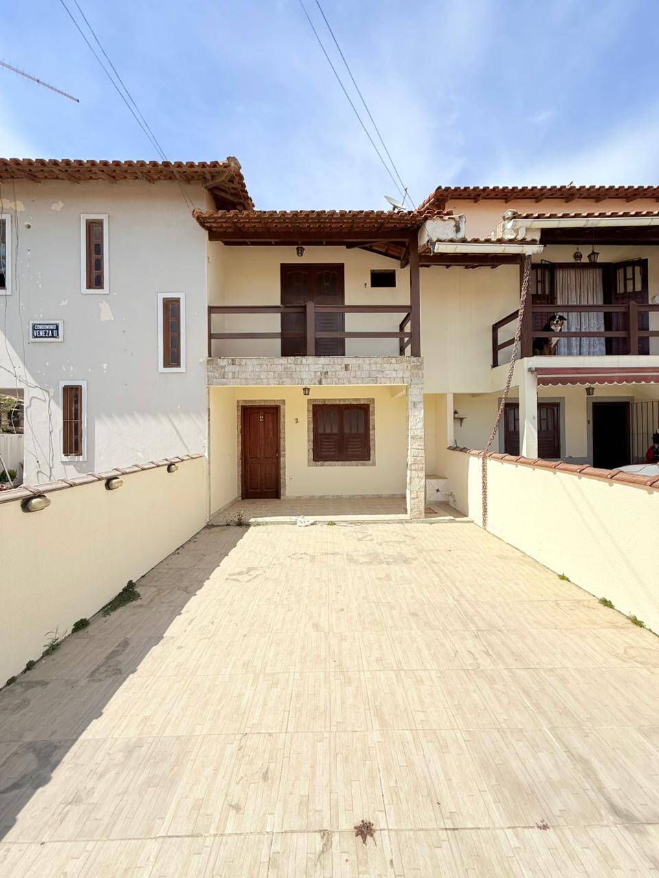 Ótima casa duplex com excelente localização no centro de Praia Seca