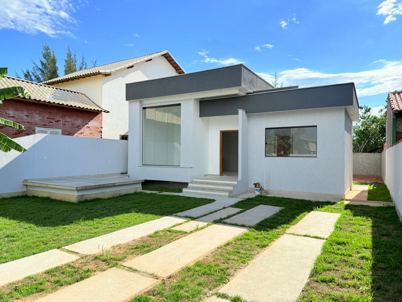 Linda casa moderna com 03 quartos em condomínio fechado em Praia Seca