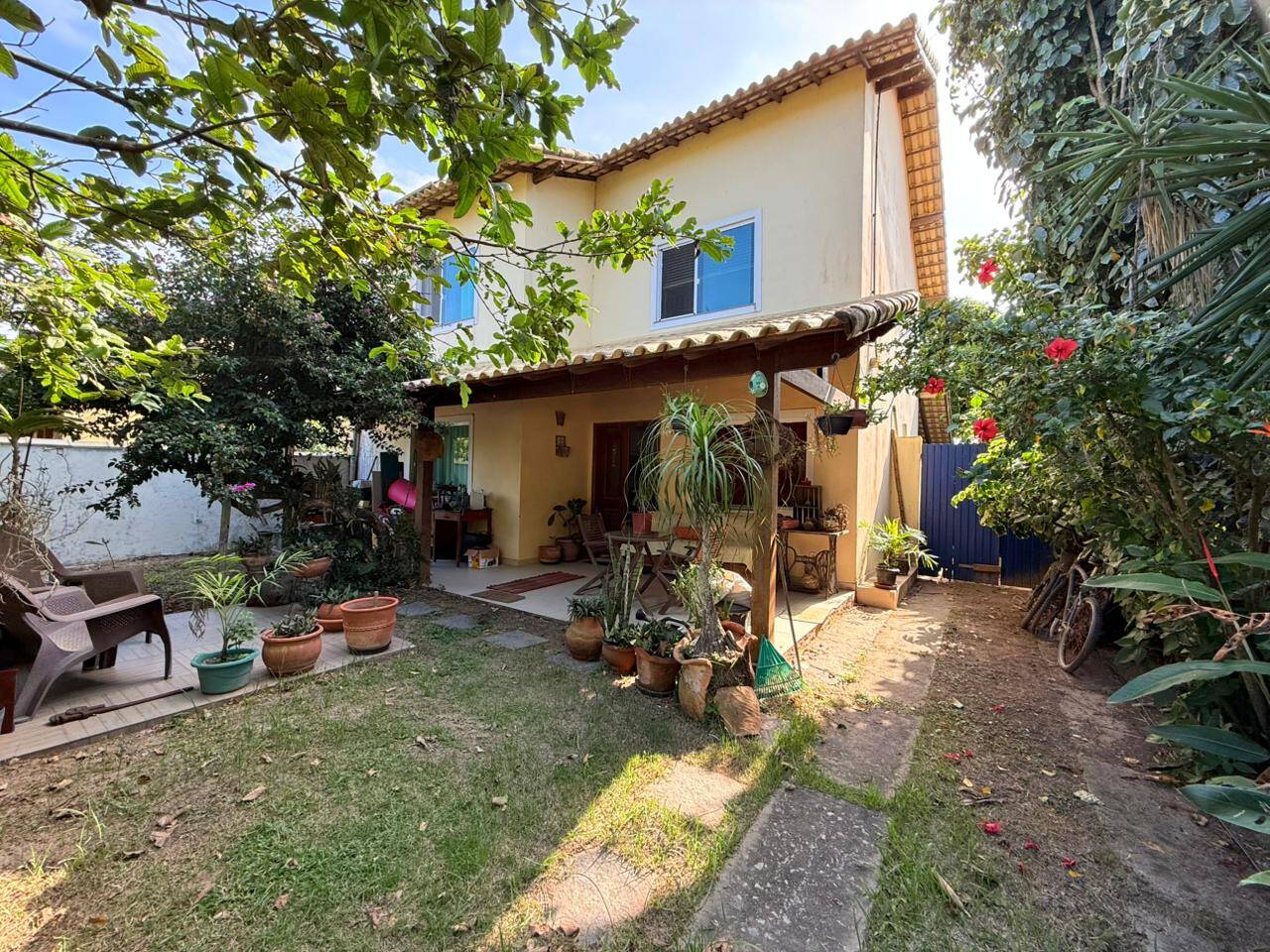 Casa espaçosa com 05 quartos e acesso ao canal que liga à lagoa de Araruama