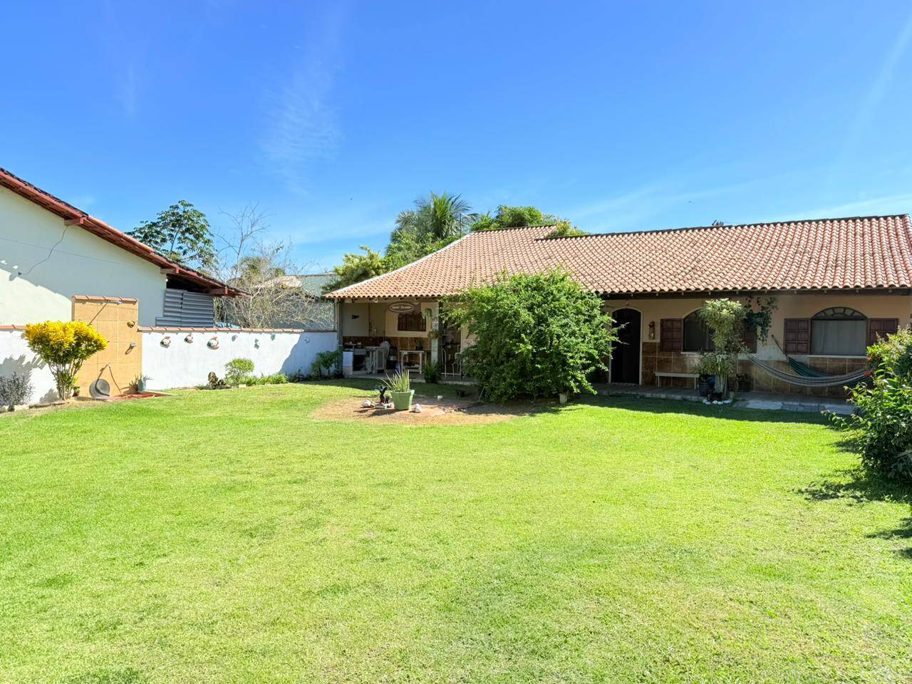 Casa com 02 quartos e excelente espaço externo em Praia Seca