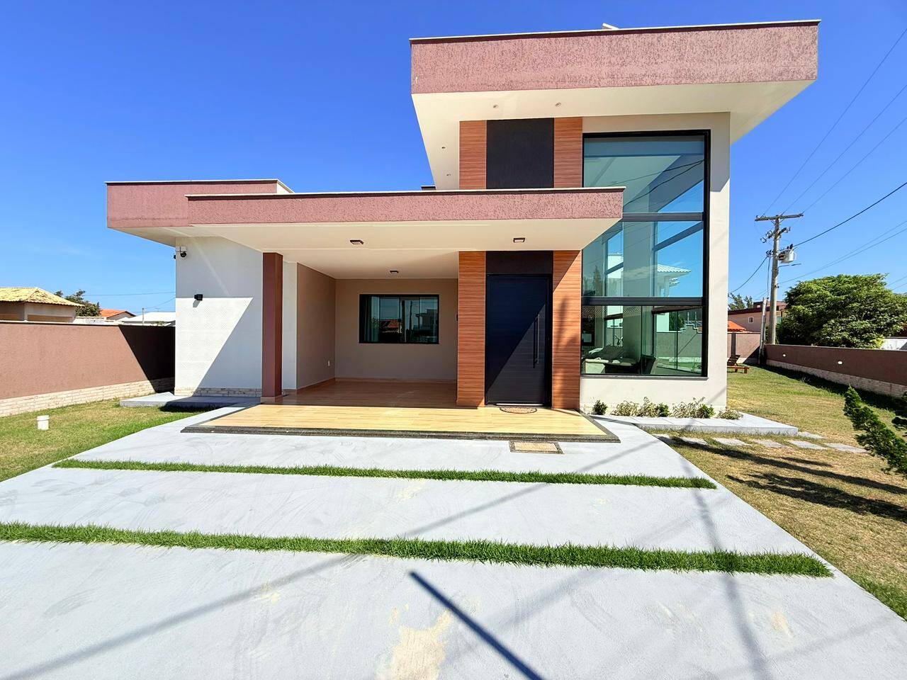Maravilhosa casa de alto padrão em condomínio com acesso privativo à lagoa