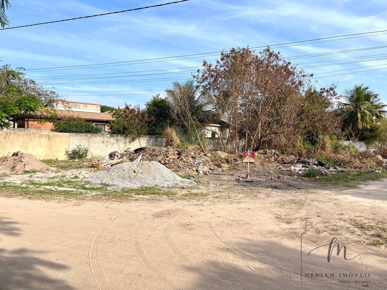 Excelente terreno de esquina com ótima localização em Praia Seca