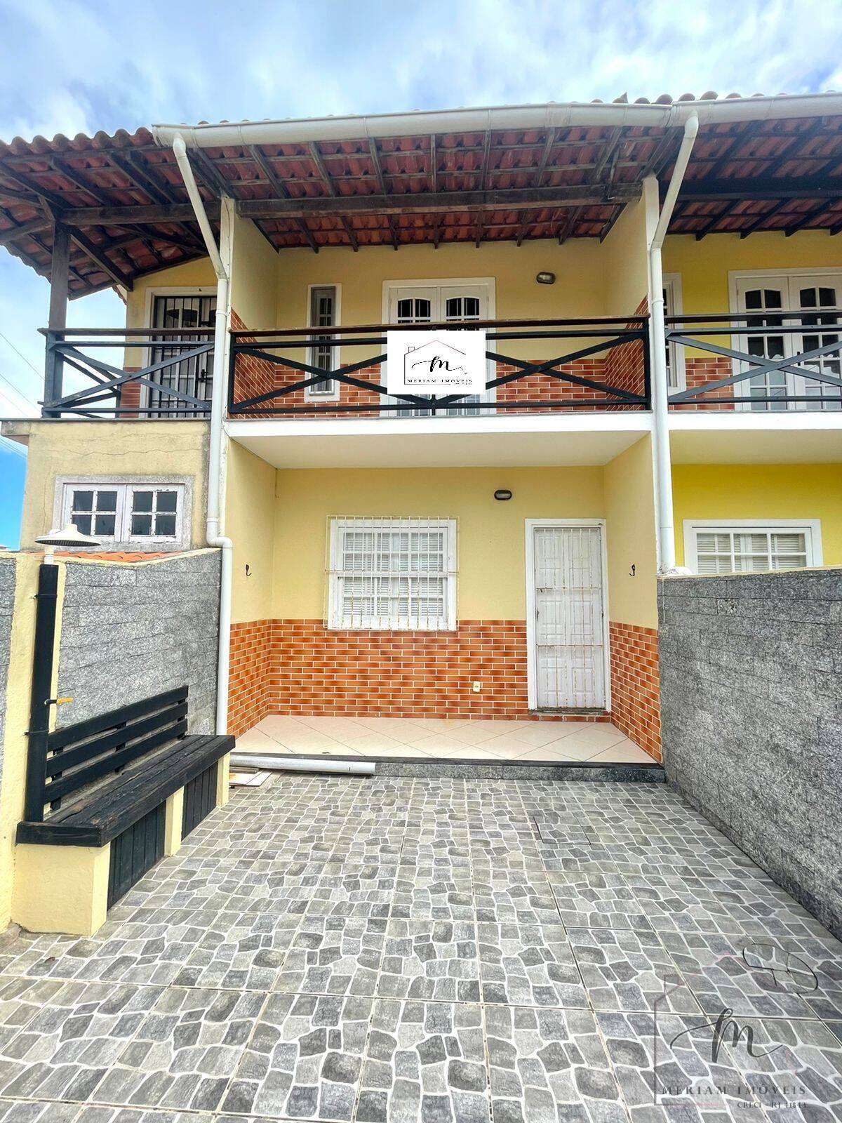 Ótima casa duplex com 02 quartos próxima ao mar em Praia Seca