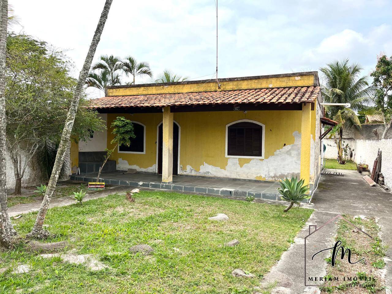 Casa linear com 02 quartos à venda no centro de Praia Seca