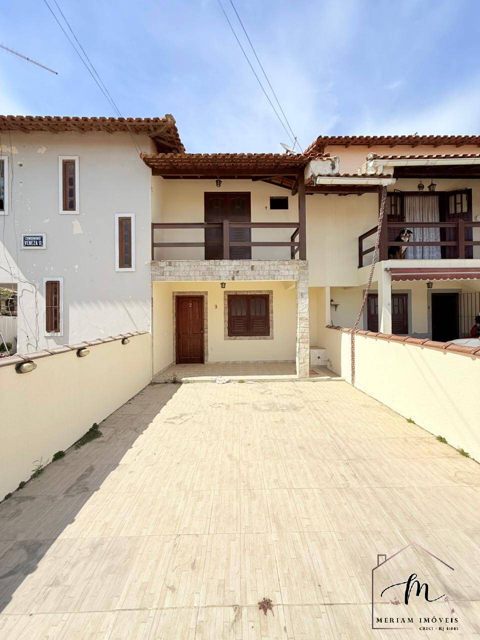Ótima casa duplex com excelente localização no centro de Praia Seca