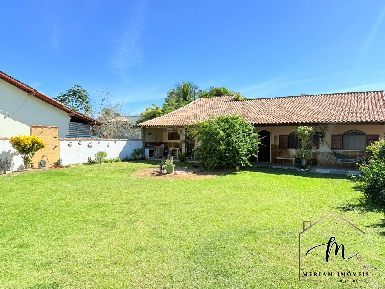 Casa com 02 quartos e excelente espaço externo em Praia Seca