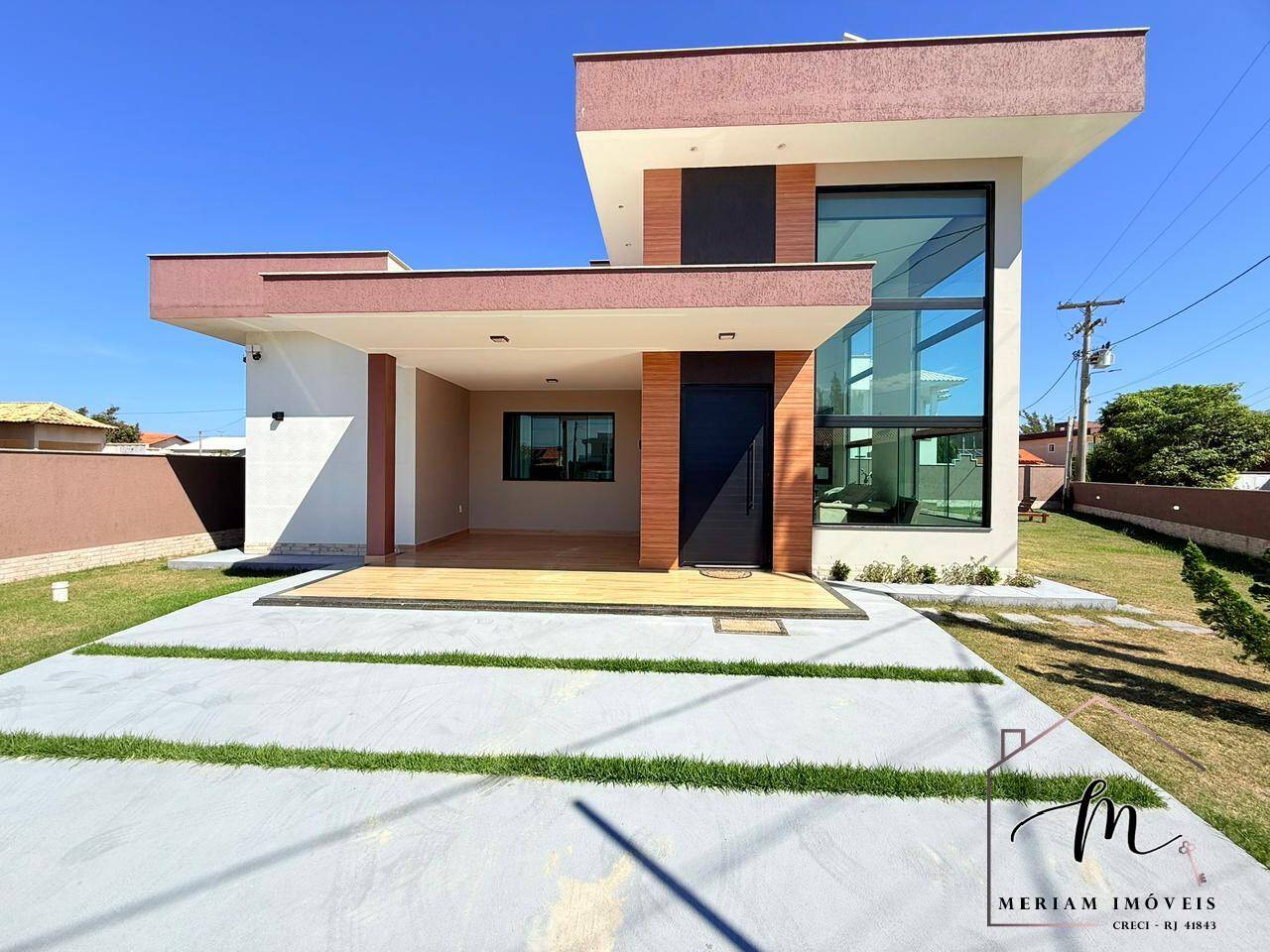 Maravilhosa casa de alto padrão em condomínio com acesso privativo à lagoa