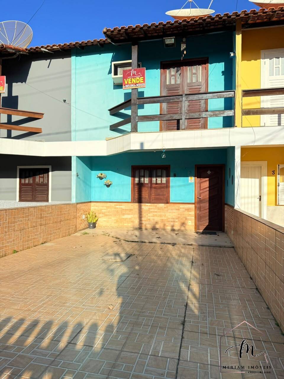 Ótima casa duplex com excelente localização no centro de Praia Seca