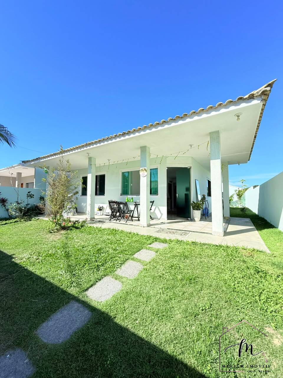 Ótima casa linear com piscina em condomínio fechado no centro de Praia Seca